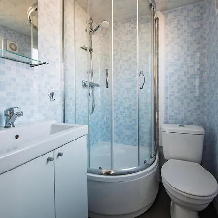 46, Renovated Nature Retreat! Efteling & Beekse Bergen Alpehytte Oisterwijk